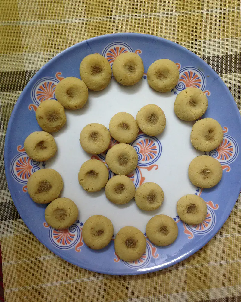 Milk pedas arranged in rings on a patterned plate